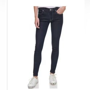 DKNY by Donna Karan Jeans Super Stretch
Denim Bleecker Shaping Skinny Jeans